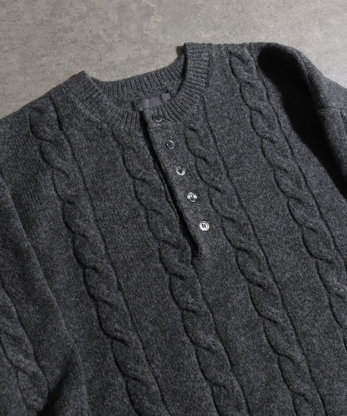 ELLUV（エルブ）の「【ELLUV/エルヴ】ウールミックス ヘンリーネックケーブルニットポロ（ニット/セーター・メンズ・ダークブルー/ブラック/チャコールグレー・L/M/S）」の6枚目の写真