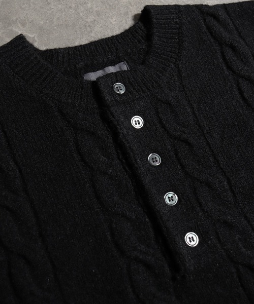 ELLUV（エルブ）の「【ELLUV/エルヴ】ウールミックス ヘンリーネックケーブルニットポロ（ニット/セーター・メンズ・ダークブルー/ブラック/チャコールグレー・L/M/S）」の4枚目の写真