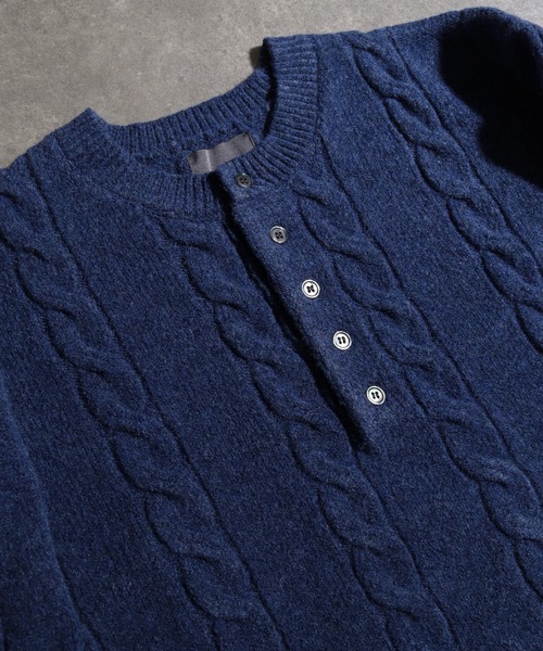 ELLUV（エルブ）の「【ELLUV/エルヴ】ウールミックス ヘンリーネックケーブルニットポロ（ニット/セーター・メンズ・ダークブルー/ブラック/チャコールグレー・L/M/S）」の8枚目の写真