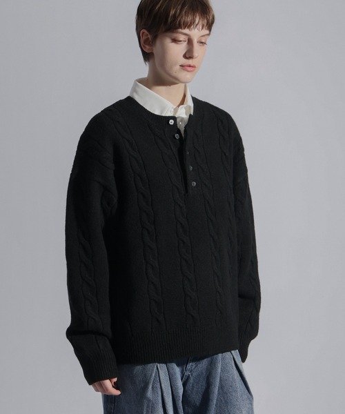 ELLUV（エルブ）の「【ELLUV/エルヴ】ウールミックス ヘンリーネックケーブルニットポロ（ニット/セーター・メンズ・ダークブルー/ブラック/チャコールグレー・L/M/S）」の10枚目の写真