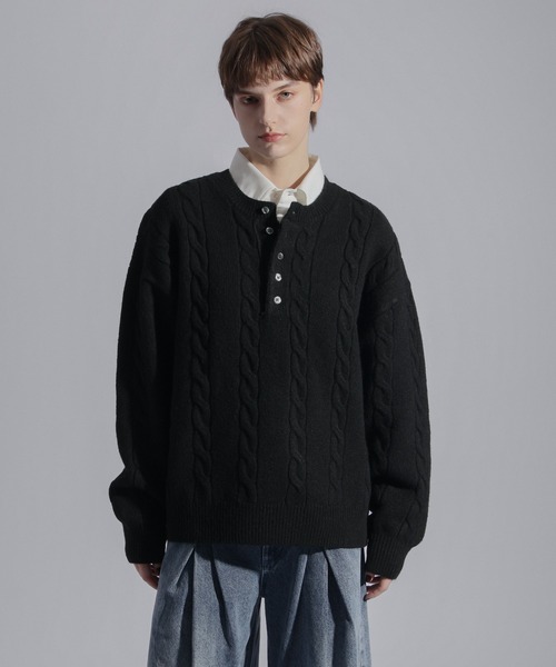 ELLUV（エルブ）の「【ELLUV/エルヴ】ウールミックス ヘンリーネックケーブルニットポロ（ニット/セーター・メンズ・ダークブルー/ブラック/チャコールグレー・L/M/S）」の9枚目の写真