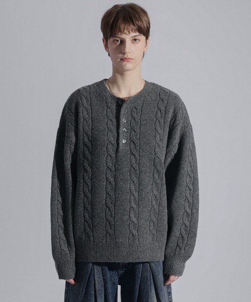 ELLUV（エルブ）の「【ELLUV/エルヴ】ウールミックス ヘンリーネックケーブルニットポロ（ニット/セーター・メンズ・ダークブルー/ブラック/チャコールグレー・L/M/S）」の18枚目の写真