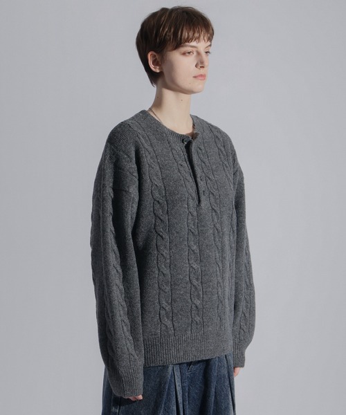 ELLUV（エルブ）の「【ELLUV/エルヴ】ウールミックス ヘンリーネックケーブルニットポロ（ニット/セーター・メンズ・ダークブルー/ブラック/チャコールグレー・L/M/S）」の19枚目の写真