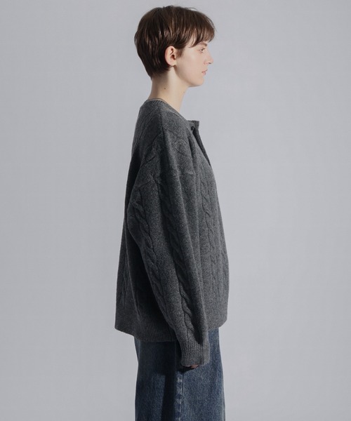 ELLUV（エルブ）の「【ELLUV/エルヴ】ウールミックス ヘンリーネックケーブルニットポロ（ニット/セーター・メンズ・ダークブルー/ブラック/チャコールグレー・L/M/S）」の20枚目の写真