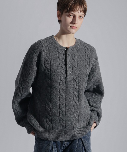 ELLUV（エルブ）の「【ELLUV/エルヴ】ウールミックス ヘンリーネックケーブルニットポロ（ニット/セーター・メンズ・ダークブルー/ブラック/チャコールグレー・L/M/S）」の22枚目の写真