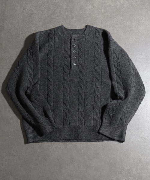 ELLUV（エルブ）の「【ELLUV/エルヴ】ウールミックス ヘンリーネックケーブルニットポロ（ニット/セーター・メンズ・ダークブルー/ブラック/チャコールグレー・L/M/S）」の5枚目の写真