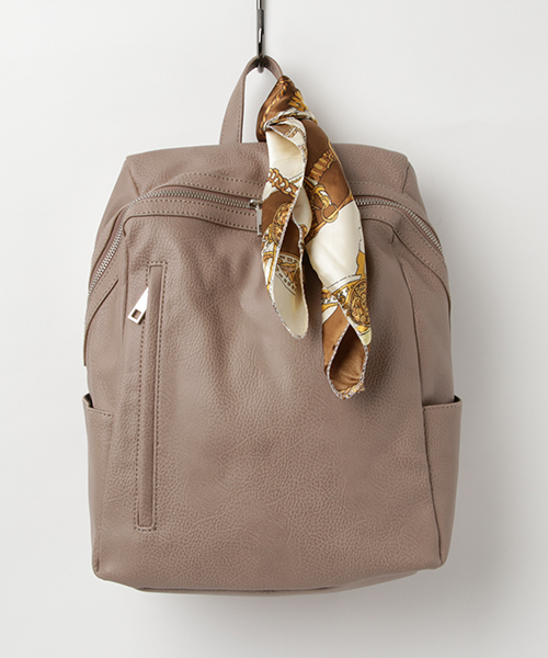 cache cache（カシュ カシュ）の「カシュカシュ cachecache / スカーフ付きファスナーリュックサック（バックパック/リュック・レディース・ネイビー/ホワイト/キャメル/ブラック/ブルー/ブラウン/ダークネイビー/シルバー/その他/ホワイト系その他/その他1/グレー系その他/ブラック系その他/ブラック系その他2/ベージュ系その他2・FREE）」の17枚目の写真