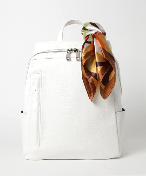 cache cache（カシュ カシュ）の「カシュカシュ cachecache / スカーフ付きファスナーリュックサック（バックパック/リュック・レディース・ネイビー/ホワイト/キャメル/ブラック/ブルー/ブラウン/ダークネイビー/シルバー/その他/ホワイト系その他/その他1/グレー系その他/ブラック系その他/ブラック系その他2/ベージュ系その他2・FREE）」の2枚目の写真