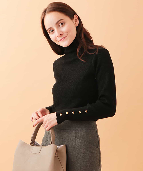 OFUON le MK（オフオンルエムケー）の「袖ボタンリブニット（ニット/セーター・レディース・ホワイト/ブラック/ライトグレー・M/L）」の2枚目の写真