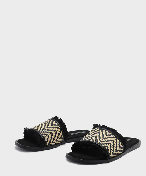 CHARLES & KEITH(チャールズ & キース)の「ラフィアディテールサンダル / RAFFIA DETAIL SANDALES(サンダル・レディース・ベージュ/レッド・23cm/24.5cm/23.5cm/25cm)」の3枚目の写真