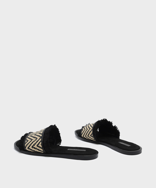 CHARLES & KEITH(チャールズ & キース)の「ラフィアディテールサンダル / RAFFIA DETAIL SANDALES(サンダル・レディース・ベージュ/レッド・23cm/24.5cm/23.5cm/25cm)」の4枚目の写真