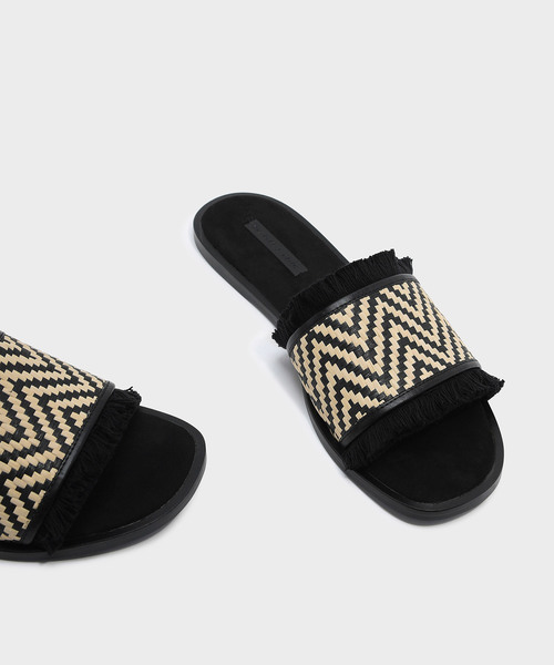 CHARLES & KEITH(チャールズ & キース)の「ラフィアディテールサンダル / RAFFIA DETAIL SANDALES(サンダル・レディース・ベージュ/レッド・23cm/24.5cm/23.5cm/25cm)」の5枚目の写真