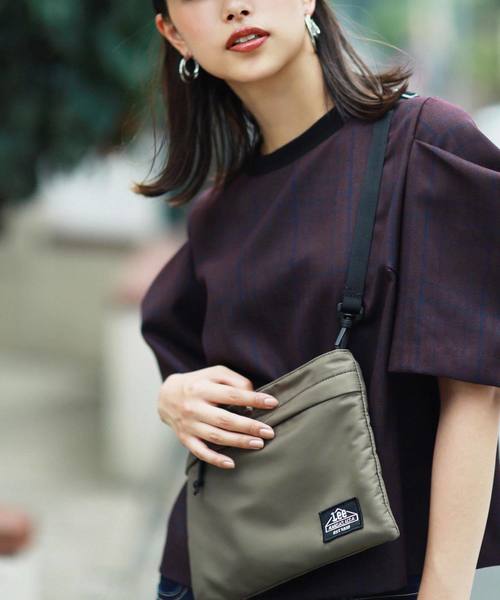 Lee（リー）の「【Lee×SMIRNASLI】Nylon Sacoche / ナイロンサコッシュ（ショルダーバッグ・レディース・ブラック/ベージュ/ネイビー/カーキ/ボルドー・フリー）」の3枚目の写真