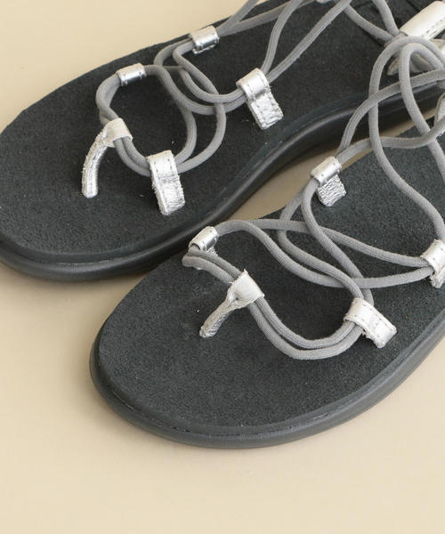 Teva（テバ）の「＜TEVA（テバ）＞∴VOYA INFINITY METALIC ボヤインフィニティメタリック サンダル о（サンダル・レディース・ブラック/グレー・5/7/6/8）」の5枚目の写真