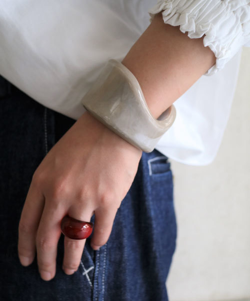 tone(トーン)の「【KuKuLu TOKYO】ボリュームバングル(バングル/リストバンド・レディース・ベージュ/ブラウン/クリア/グレー系その他/ベージュ系その他/グレー/オレンジ/ピンク系その他/グリーン系その他/グリーン/ホワイト/レッド・FREE/S/M/MEDIUM/SMALL)」の4枚目の写真