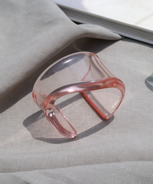 tone(トーン)の「【KuKuLu TOKYO】ボリュームバングル(バングル/リストバンド・レディース・ベージュ/ブラウン/クリア/グレー系その他/ベージュ系その他/グレー/オレンジ/ピンク系その他/グリーン系その他/グリーン/ホワイト/レッド・FREE/S/M/MEDIUM/SMALL)」の9枚目の写真