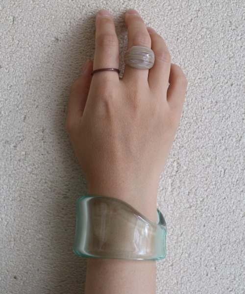 tone(トーン)の「【KuKuLu TOKYO】ボリュームバングル(バングル/リストバンド・レディース・ベージュ/ブラウン/クリア/グレー系その他/ベージュ系その他/グレー/オレンジ/ピンク系その他/グリーン系その他/グリーン/ホワイト/レッド・FREE/S/M/MEDIUM/SMALL)」の14枚目の写真