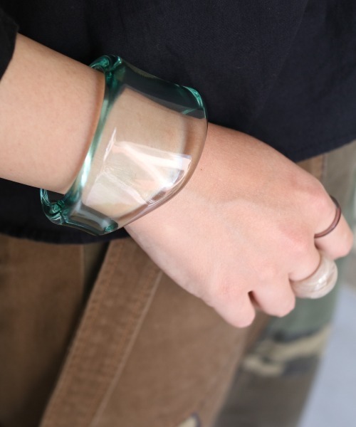 tone(トーン)の「【KuKuLu TOKYO】ボリュームバングル(バングル/リストバンド・レディース・ベージュ/ブラウン/クリア/グレー系その他/ベージュ系その他/グレー/オレンジ/ピンク系その他/グリーン系その他/グリーン/ホワイト/レッド・FREE/S/M/MEDIUM/SMALL)」の16枚目の写真