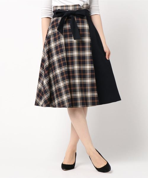 TRUDEA（トルディア）の「チェック×無地　フレアスカート（スカート・レディース・ネイビー/キャメル・SMALL/MEDIUM）」の2枚目の写真