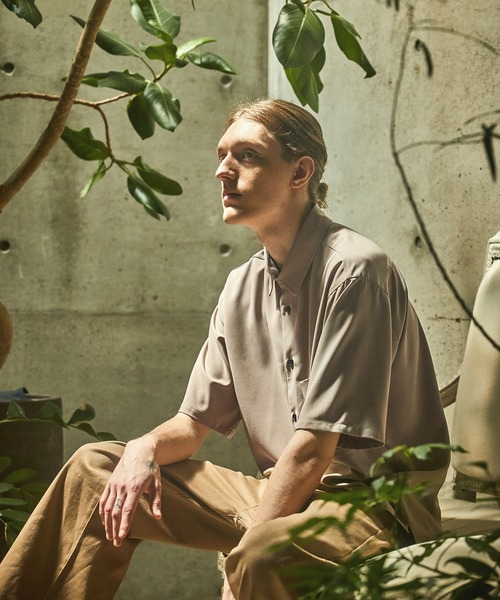 EMMA CLOTHES（エマクローズ）の「ブライトポプリンリラックススクエア レギュラーカラー シャツ Poplin Regular Collar Shirt 1/2 short sleeve（シャツ/ブラウス・メンズ・グリーン系その他/ベージュ系その他/オレンジ系その他/ブラック/ベージュ系その他2/パープル系その他/ベージュ/ブラウン・L/M）」の4枚目の写真