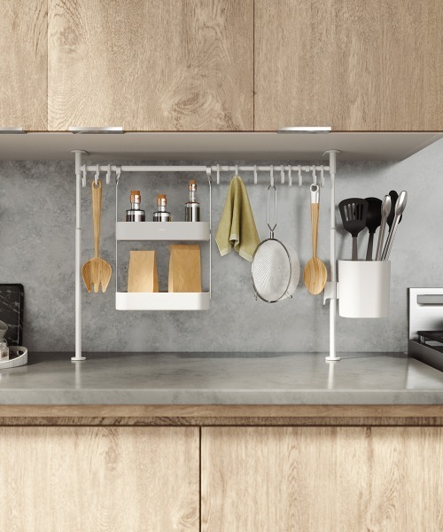 entre square（アントレスクエアー）の「umbra/エニウェア キッチン テンション オーガナイザー ロング ホワイト（キッチン収納・レディース・ホワイト・ONE SIZE）」の4枚目の写真