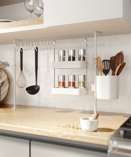 entre square（アントレスクエアー）の「umbra/エニウェア キッチン テンション オーガナイザー ロング ホワイト（キッチン収納・レディース・ホワイト・ONE SIZE）」の2枚目の写真