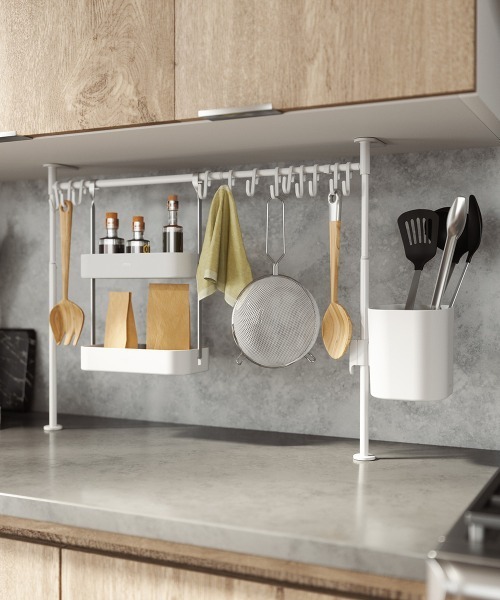 entre square（アントレスクエアー）の「umbra/エニウェア キッチン テンション オーガナイザー ロング ホワイト（キッチン収納・レディース・ホワイト・ONE SIZE）」の5枚目の写真