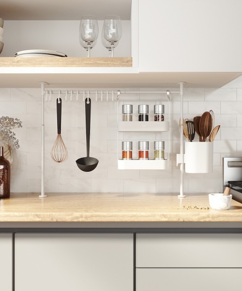 entre square（アントレスクエアー）の「umbra/エニウェア キッチン テンション オーガナイザー ロング ホワイト（キッチン収納・レディース・ホワイト・ONE SIZE）」の6枚目の写真