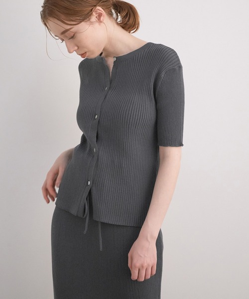 MADEMOISELLE ROPE'（マドモアゼル ロペ）の「【セットアップ対応】ERISILK リブ2WAYニットカーディガン（カーディガン/ボレロ・レディース・ホワイト/チャコールグレー・38）」の2枚目の写真