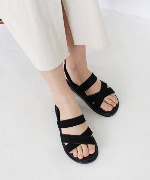 MODE ROBE(モードローブ)の「太ラインフラットサンダル(サンダル・レディース・ブラック/ベージュ・23㎝/24㎝/25㎝/23.5㎝/24.5㎝)」の1枚目の写真