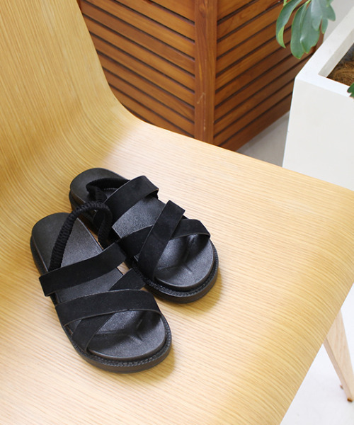 MODE ROBE(モードローブ)の「太ラインフラットサンダル(サンダル・レディース・ブラック/ベージュ・23㎝/24㎝/25㎝/23.5㎝/24.5㎝)」の3枚目の写真