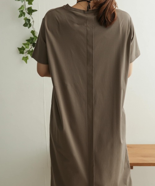 URBAN RESEARCH DOORS（アーバンリサーチドアーズ）の「バックタックVネックワンピース（ワンピース・レディース・ブラック/グレー系その他・ONE）」の3枚目の写真