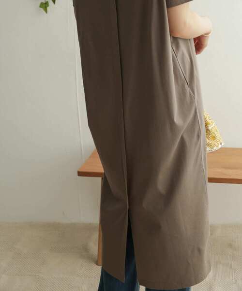 URBAN RESEARCH DOORS（アーバンリサーチドアーズ）の「バックタックVネックワンピース（ワンピース・レディース・ブラック/グレー系その他・ONE）」の4枚目の写真