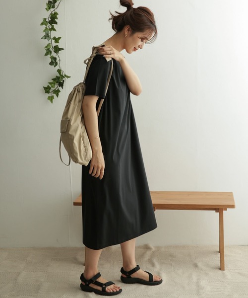 URBAN RESEARCH DOORS（アーバンリサーチドアーズ）の「バックタックVネックワンピース（ワンピース・レディース・ブラック/グレー系その他・ONE）」の13枚目の写真