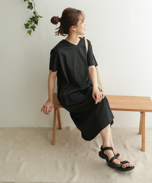 URBAN RESEARCH DOORS（アーバンリサーチドアーズ）の「バックタックVネックワンピース（ワンピース・レディース・ブラック/グレー系その他・ONE）」の17枚目の写真