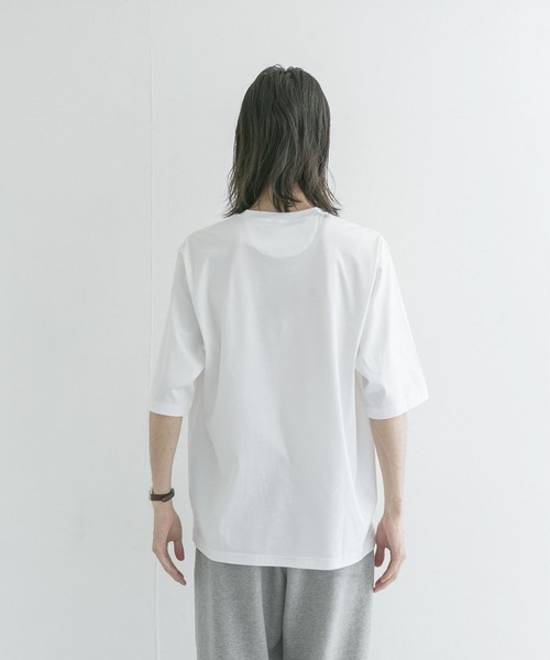 URBAN RESEARCH（アーバンリサーチ）の「COSEI　80/ 40G シルケットルーズTシャツ（シャツ/ブラウス・メンズ・ホワイト/グレー・2/3）」の6枚目の写真