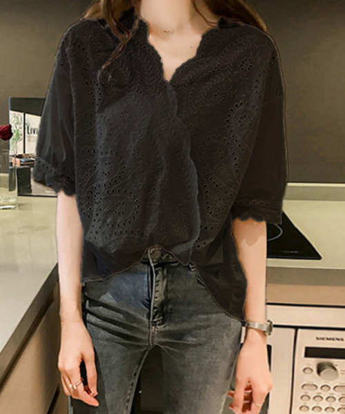emi+(エミプラス)の「スカラップパンチングレースカシュクールブラウス(シャツ/ブラウス・レディース・ホワイト/ブラック・M/L/XL)」の1枚目の写真
