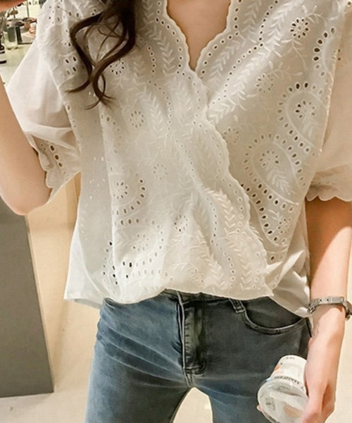 emi+(エミプラス)の「スカラップパンチングレースカシュクールブラウス(シャツ/ブラウス・レディース・ホワイト/ブラック・M/L/XL)」の4枚目の写真