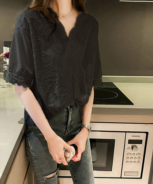 emi+(エミプラス)の「スカラップパンチングレースカシュクールブラウス(シャツ/ブラウス・レディース・ホワイト/ブラック・M/L/XL)」の9枚目の写真