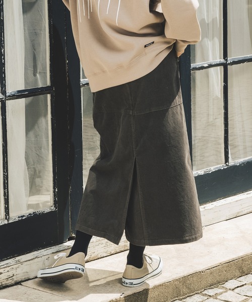 MILKFED.（ミルクフェド）の「CORDUROY SKIRT（スカート・レディース・ベージュ/チャコール・ONE SIZE）」の3枚目の写真