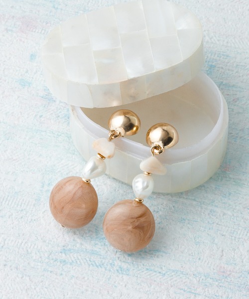 Blueberry（ブルーベリー）の「デザイン ピアス（ピアス（両耳用）・レディース・ゴールド系8/ブラウン/ゴールド系1/ゴールド系2/ゴールド/ゴールド系6/パープル/イエロー/ゴールド系4/ゴールド系9/ゴールド系5/ブルー/ブルーグリーン/ゴールド系7/ゴールド系3/ベージュ・フリー）」の2枚目の写真