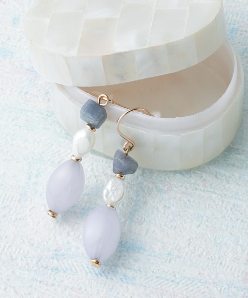 Blueberry（ブルーベリー）の「デザイン ピアス（ピアス（両耳用）・レディース・ゴールド系8/ブラウン/ゴールド系1/ゴールド系2/ゴールド/ゴールド系6/パープル/イエロー/ゴールド系4/ゴールド系9/ゴールド系5/ブルー/ブルーグリーン/ゴールド系7/ゴールド系3/ベージュ・フリー）」の4枚目の写真