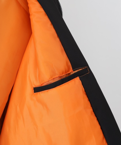 COLONY 2139（コロニートゥーワンスリーナイン）の「ヘビーツイル中綿ビッグシルエットMA-1 ※ユニセックス対応（ミリタリージャケット・メンズ・ブラック/カーキ・MEDIUM/LARGE）」の19枚目の写真