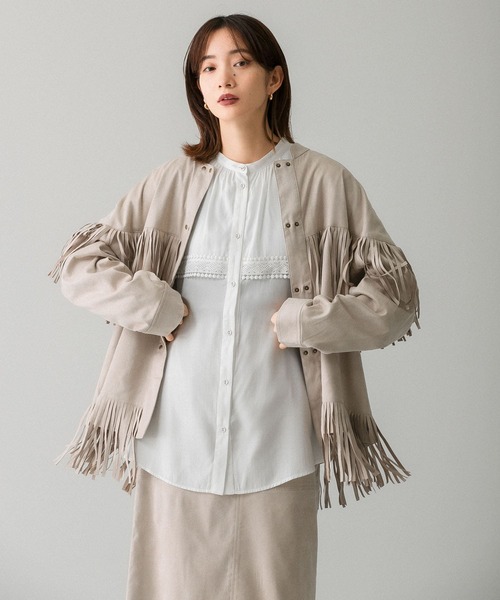 KBF(ケイビーエフ)の「フェイクスエードフリンジシャツ(シャツ/ブラウス・レディース・キャメル/ベージュ系その他/グリーン・ONE)」の2枚目の写真