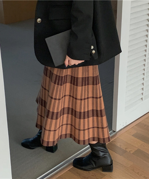 emi+（エミプラス）の「チェック柄ロングニットスカート（スカート・レディース・ブラック/ブラウン・FREE）」の2枚目の写真
