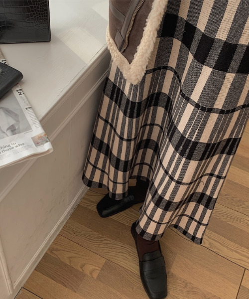 emi+（エミプラス）の「チェック柄ロングニットスカート（スカート・レディース・ブラック/ブラウン・FREE）」の8枚目の写真
