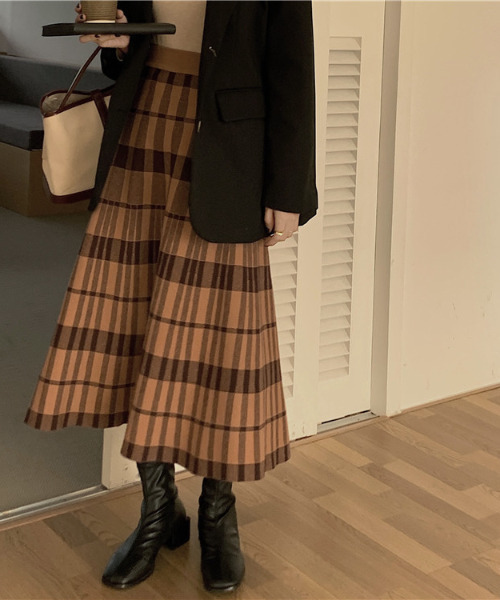 emi+（エミプラス）の「チェック柄ロングニットスカート（スカート・レディース・ブラック/ブラウン・FREE）」の9枚目の写真