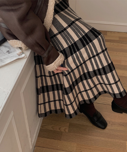 emi+（エミプラス）の「チェック柄ロングニットスカート（スカート・レディース・ブラック/ブラウン・FREE）」の11枚目の写真