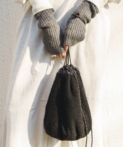 Kastane(カスタネ)の「【リバーシブル】ボア×サテンリバーシブル巾着BAG(ハンドバッグ・レディース・ブラック/ブラウン/パープル・FREE)」の2枚目の写真