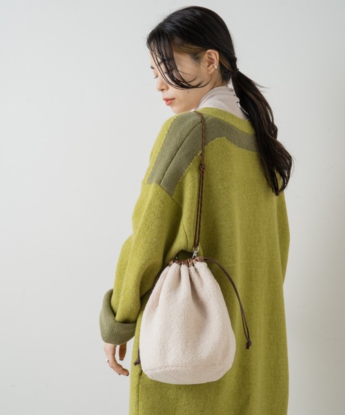 Kastane(カスタネ)の「【リバーシブル】ボア×サテンリバーシブル巾着BAG(ハンドバッグ・レディース・ブラック/ブラウン/パープル・FREE)」の12枚目の写真